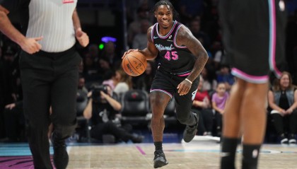 希望没事啊！戴维恩·米切尔防守被撞到 返回更衣室后退出比赛