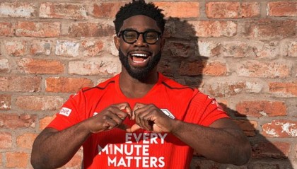 华体会一键直达-为心脏健康月做宣传，理查兹、迪福等前英超球星做出爱心手势